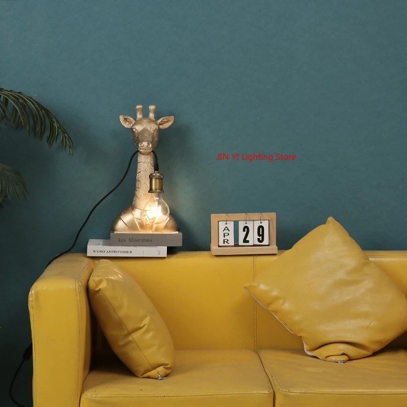 Decor Lighting Sales - Offres spéciales dorées résine girafe lampadaire